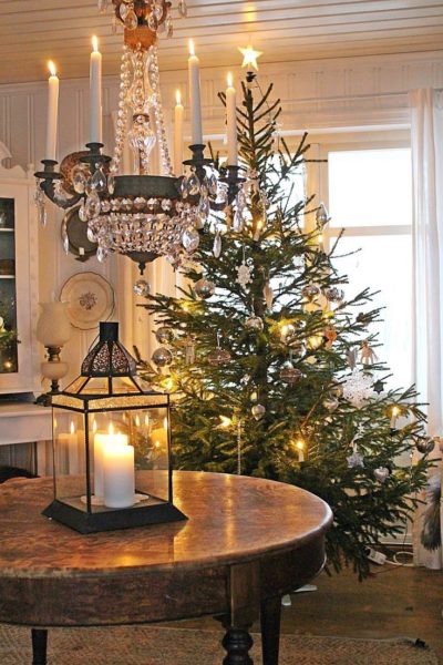 albero di Natale con luci e cristalli